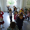 école d'Arleux, les maternelles manipulent la balle