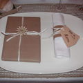 Table blanche avec du papier kraft