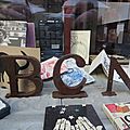 Combien pour ce chat dans la vitrine ? barcelone le 1er mai 2014