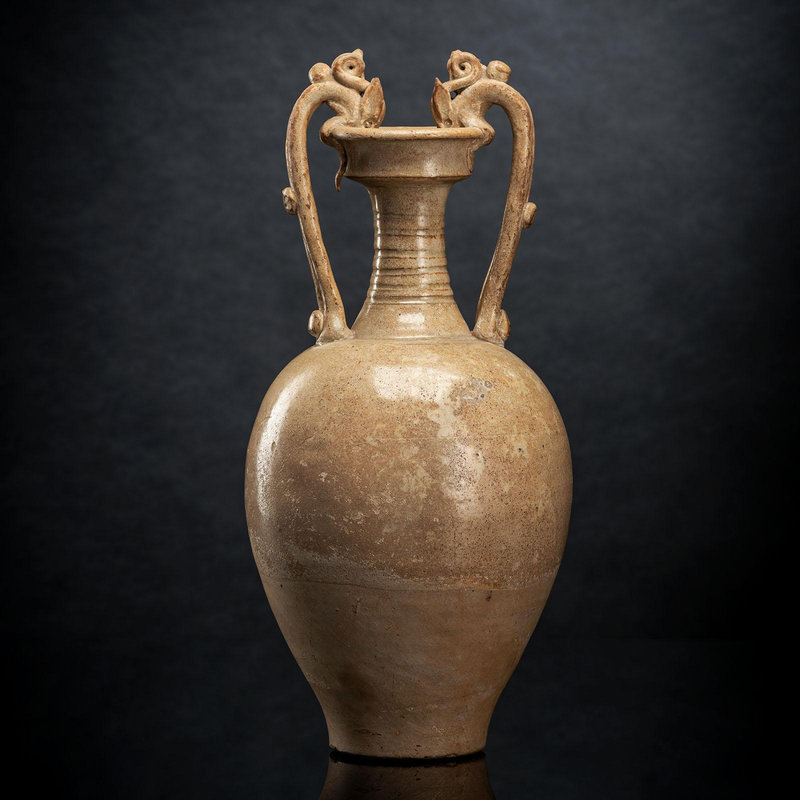 A straw-glazed earthenware amphora with dragon handles, Tang dynasty (618-907)