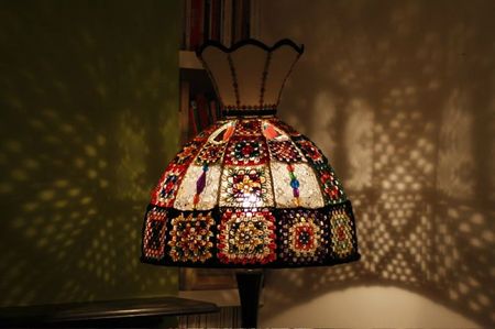 crochet-granny-square-lampshade-lit-up