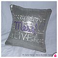 DSCN8518-owly-mary-du-pole-nord-coussin-sorry-about-the-mess-but-we-live-here-lin-lame-argent-argente-broderie-brode-ecru-beige-mauve-35x35-decoration-deco