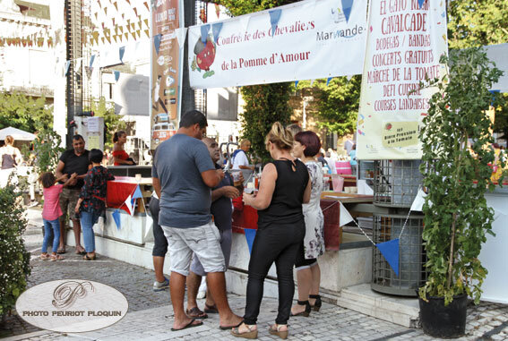 MARMANDE_fete_de_la_TOMATE_ambiance_bar_de_la_Confrerie_de_la_Pomme_d_Amour