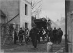 Voinquel, Jean-Louis Barrault marchant dans la rue avec des soldats blessés au cours du siège de Paris