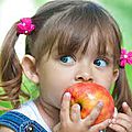 La petite fille et les 2 pommes