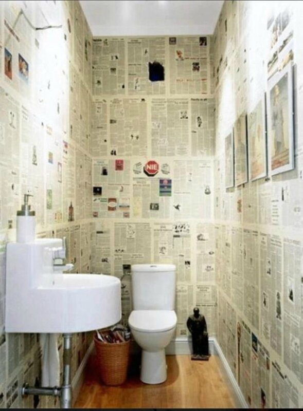 toilettes-style-presse-avec-des-journaux-en-guise-de-papier-peint_5461062