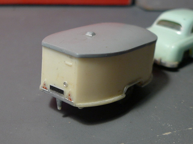 Une ancienne caravane miniature C.I.J. tout en métal au 1.43 ème