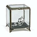Vanité en forme de crâne renfermant une horloge avec sa chaîne en forme de petits crânes et sa clé de remontage, France, XVIIIe siècle. Photo Sotheby's