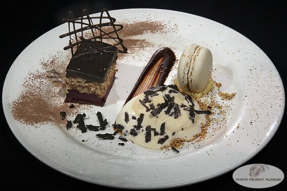 Gourmandise_truffee_Opera_creme_glacee_au_chocolat_blanc_creme_patissiere_truffee_rape_de_TRUFFES_par_Alexandre_Hostelleriedu_Parc