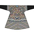 Robe en soie tissée (kesi) à fond blru, jifu. chine, dynastie qing, xixème sièclerobe en soie tissée (kesi) à fond blru, jifu. c