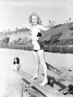 1947-02_03-Fox_publicity-sitting02-bikini_bicolor-beach-021-1