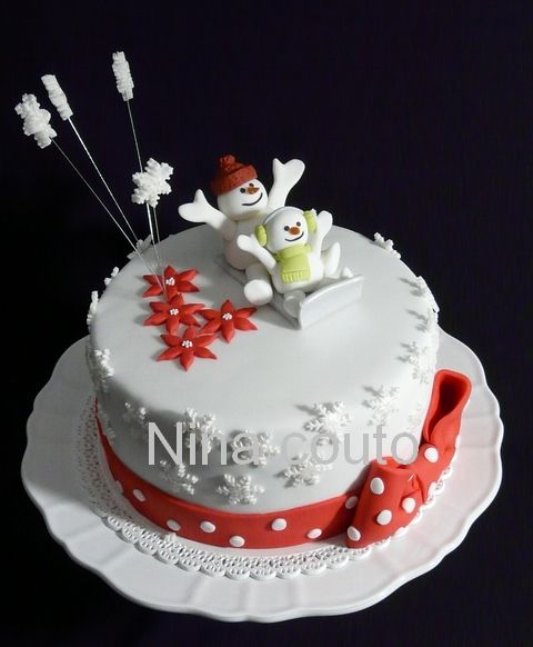 Gateau Bonhomme De Neige Sur La Luge En Pate A Sucre Atelier Des Gourmandises