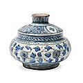 Iran safavide xviième siècle. vase en céramique siliceuse à décor blanc et bleu sous glaçure