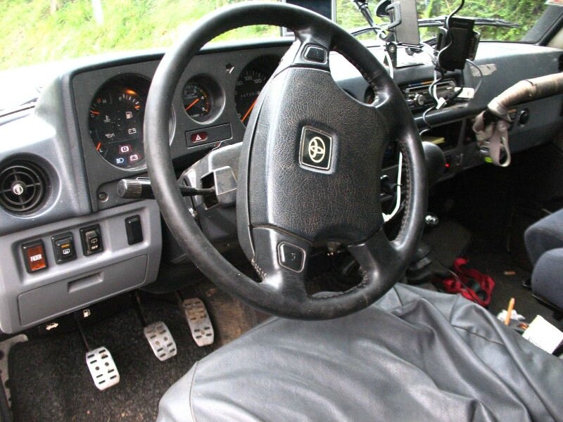 ToyotaLandCruiserHJ61int