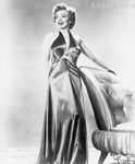 pt_632139_la_star_version_grand_soir_en_robe_637x0_3