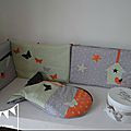 tour lit oiseau gigoteuse douillette turbulette 0 - 6 mois japonisante étoiles nichoir papillon gris orange vert tendre textile linge lit bébé