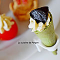 Amuse bouche cornet épinard garni de crème d'artichaut sur un fond de moutarde douce et ail noir au sommet