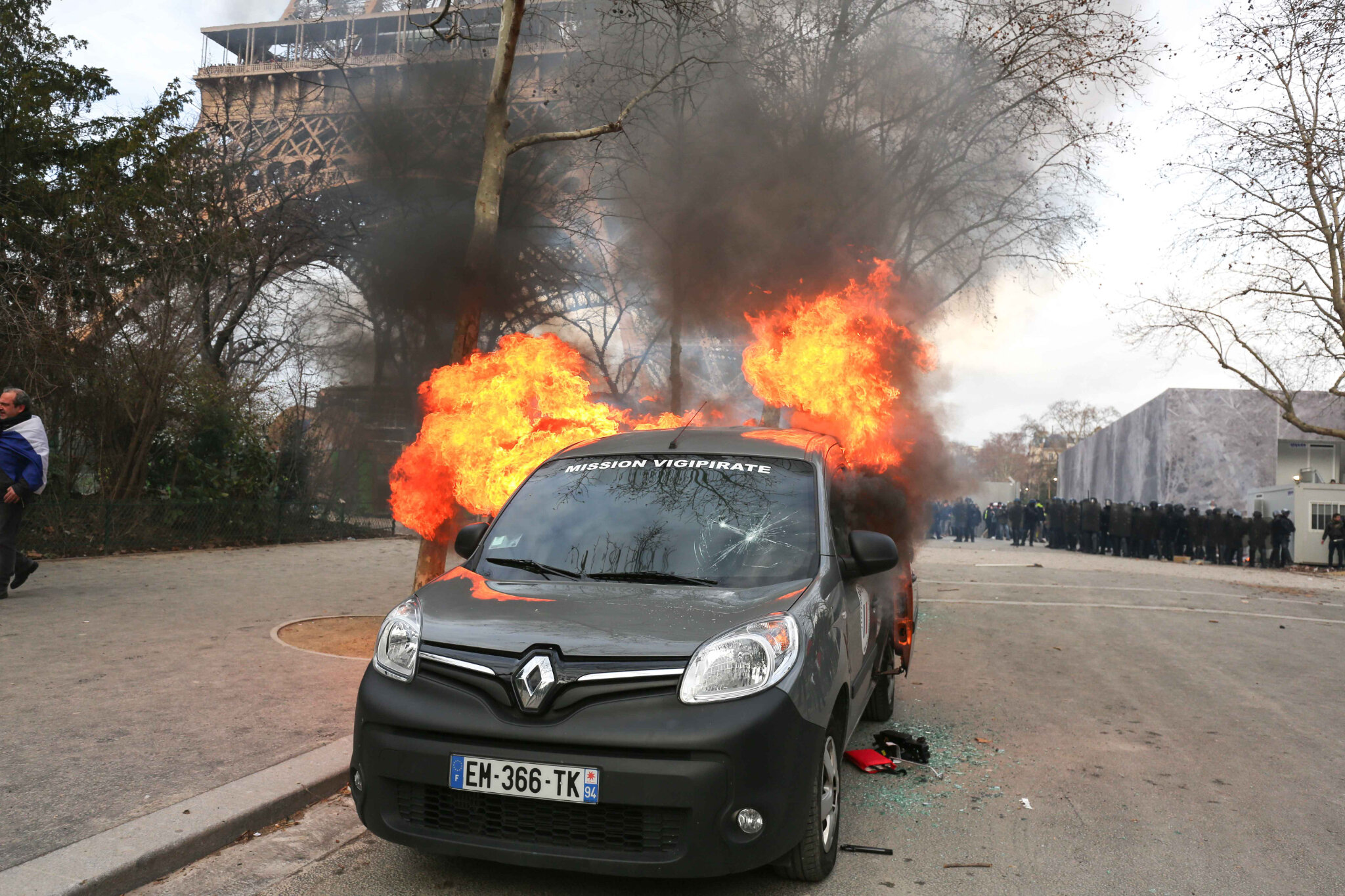Une voiture Vigipirate incendiée devant la tour Eiffel. © Michel Stoupak. Sam 09.02.2019, 16h54m06.