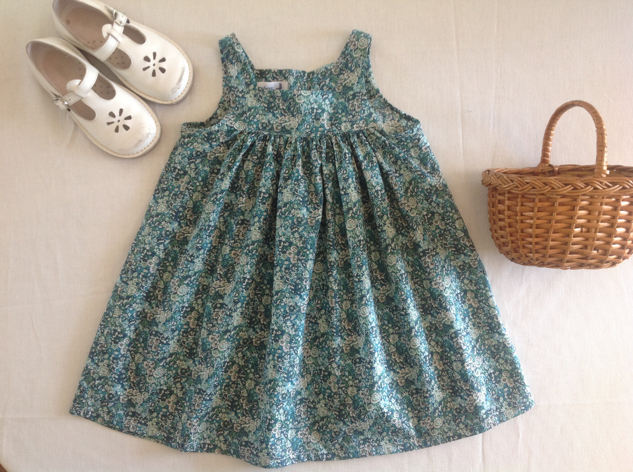 Robe en Liberty Chive vert émeraude création de vêtements pour enfants