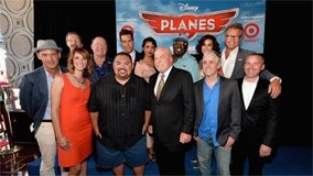 John Lasseter entouré du réalisateur, de la productrice, de Ed Catmull et du casting vocal de Planes