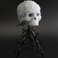 Jim F. Faure (Né en 1959) Crâne en papier mâché orné de perles de verre de Murano. Haut. : 43,5 cm