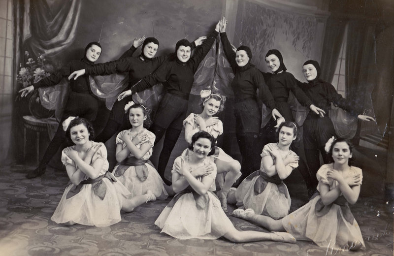 Groupe de danseuses du début des années 50