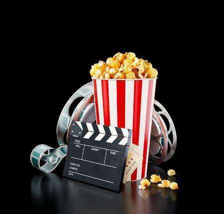 84910685-popcorn-bobine-de-cinéma-tasse-jetable-clapet-et-billets-en-fond-noir-concept-de-cinéma-théâtre-illustrati