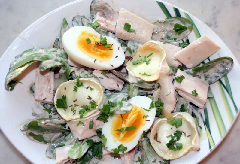 Salade de mâche, poulet, oeuf dur, chèvre - amafacon