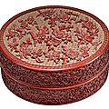 Belle boite cylindrique couverte en laque rouge sculptée. période qianlong (1736-1795)