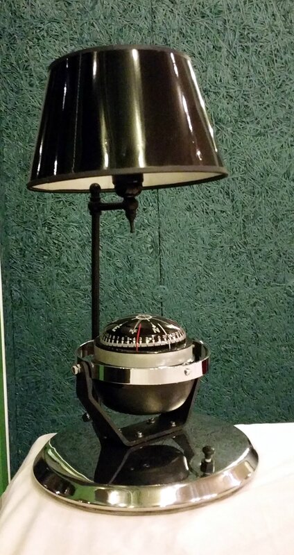 sur-mesures-lampe-boussole-marine-la-lampisterie-1900