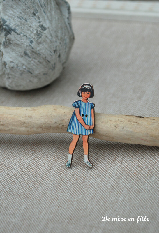 fillette brune robe rayée bleue
