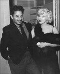 Marilyn_with_Sam_Shaw_1959_Some_like_it_hot_Set_1