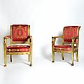 Paire de fauteuils à dossiers plats sinueux, en hêtre mouluré, sculpté et doré. epoque empire