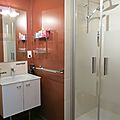 Grande douche pluie et lavabo vasque