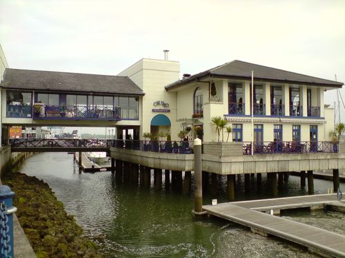 Le restaurant du port sur pilotis, avec des pilotis pas très droits...