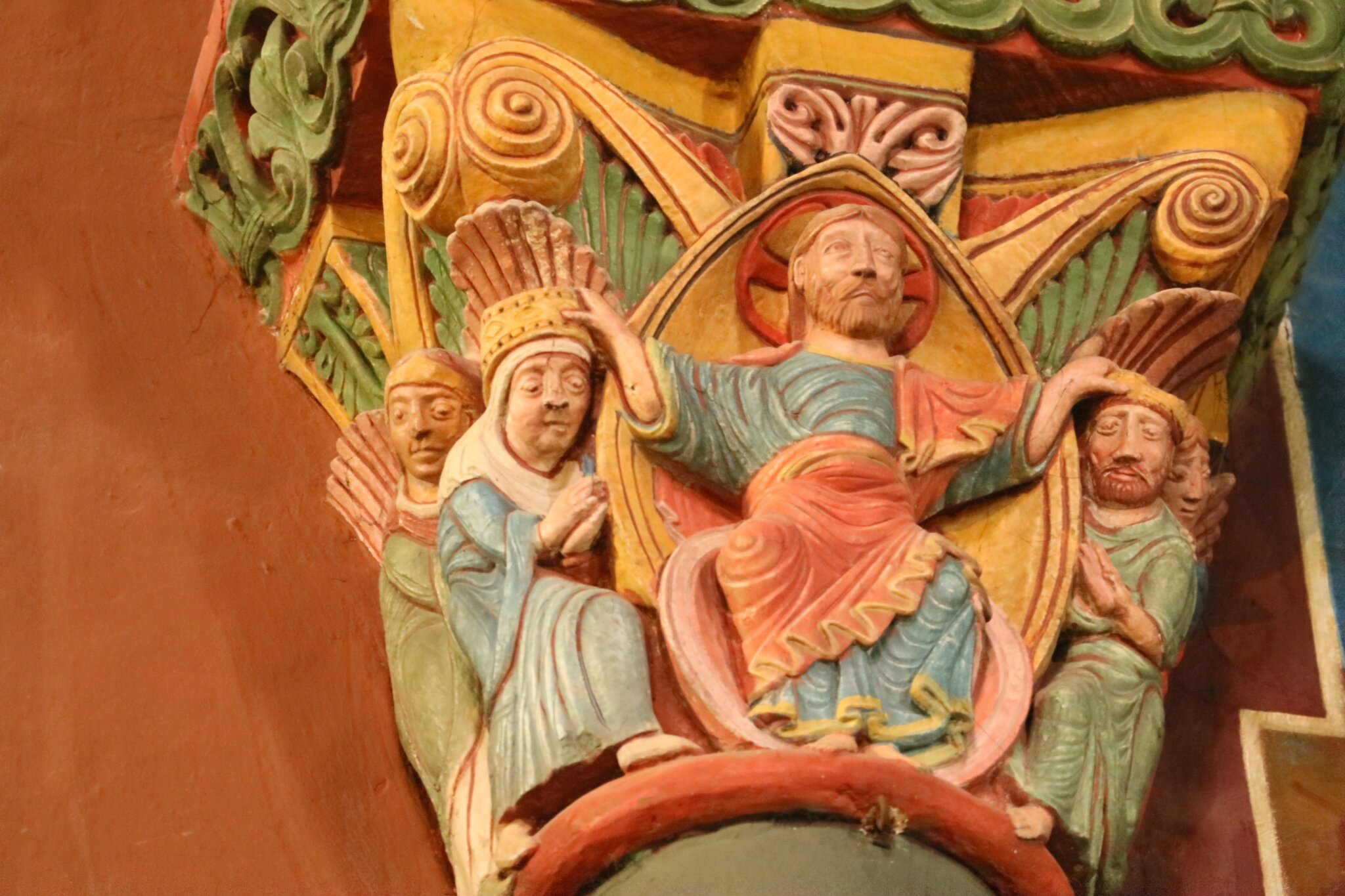 Christ bénissant ... chapiteau coloré comme au Moyen Age