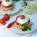 Génoise aux fraises et aux fleurs de sureau