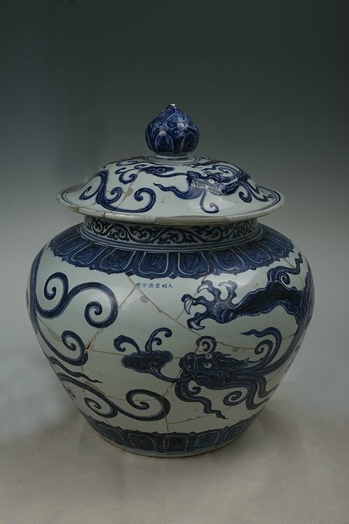 Blue-and-white covered jar with the design of dragon, Xuande period (1426-1435)