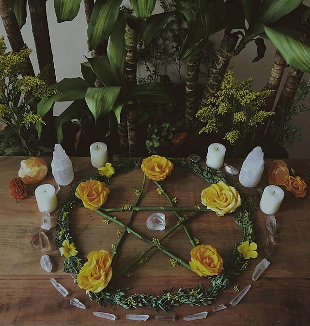 640px-Pentacle_on_wiccan_altar