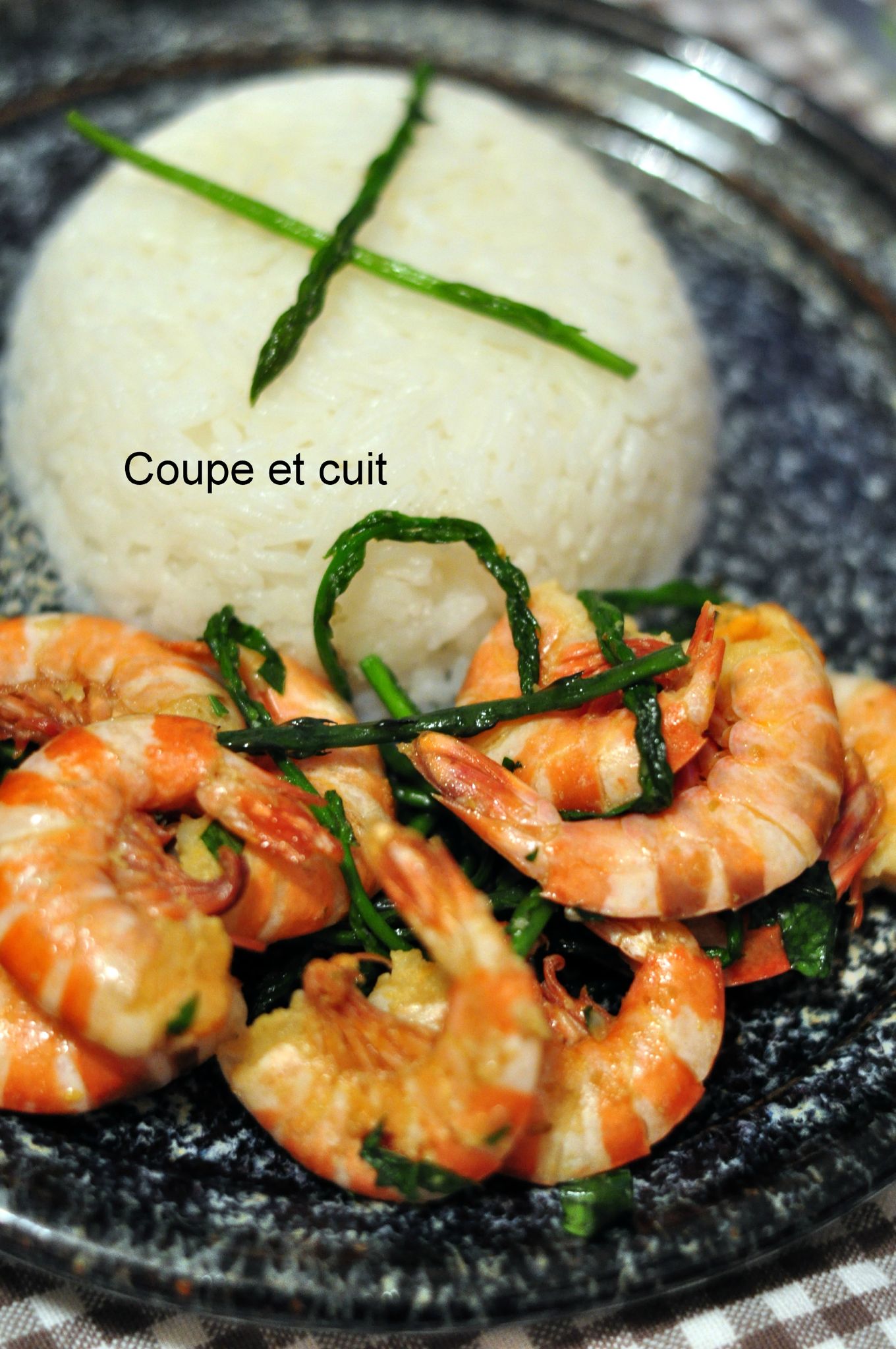 Gambas à l'ail et aux asperges sauvages - Coupe et cuit