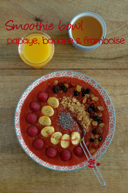 Smoothie bowl papaye-banane-framboise, décor fruits frais-superfruits-copeaux de noix de coco torréfiés & graines de chia_1