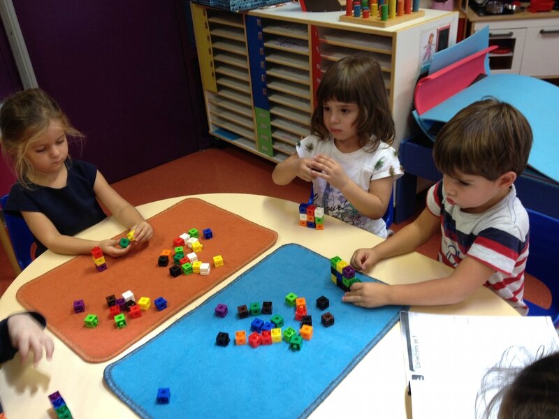 Jeux De Petit Bonhomme Bleu Et Rouge La course aux couleurs - La maternelle de Vivi
