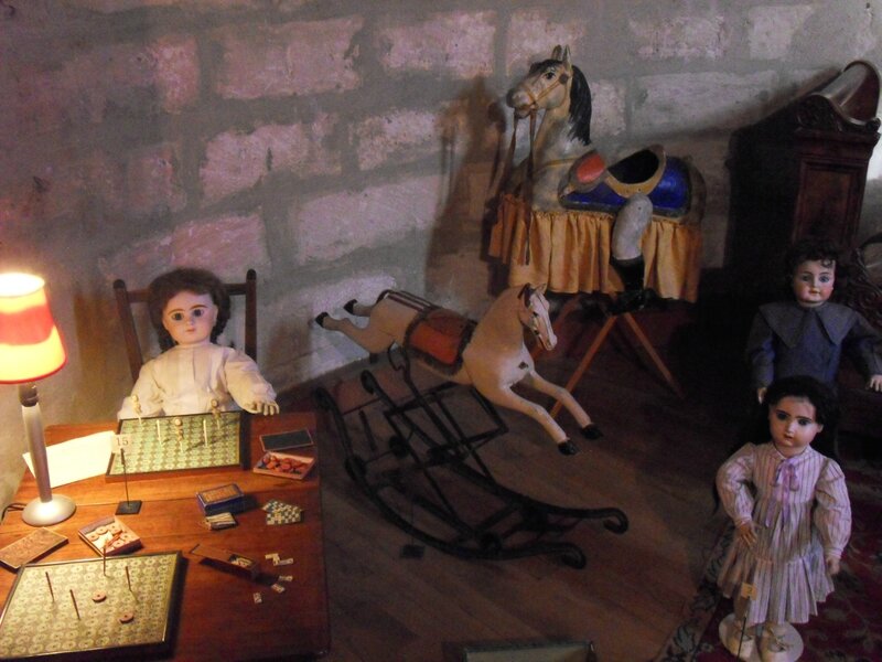 Poupées anciennes, déguisements, petits trains les jouets remontent le  temps dans leur musée de Poissy - Le Parisien