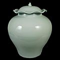White glazed porcelain jar with lotus shaped lid, Ming dynasty © Nanjing Museum / Nomad Exhibitions