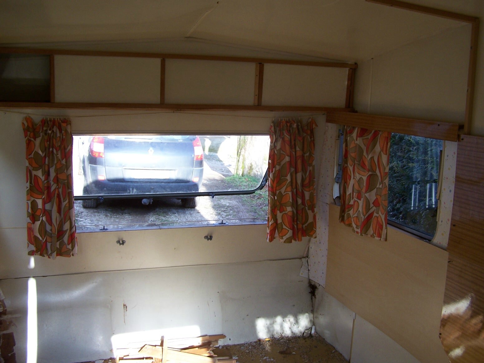 Cabane à oiseaux en forme de caravane vintage