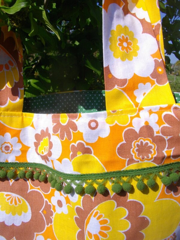 tissu-vintage-hippy-seventies-fleurs-flower-power-galon-pompons