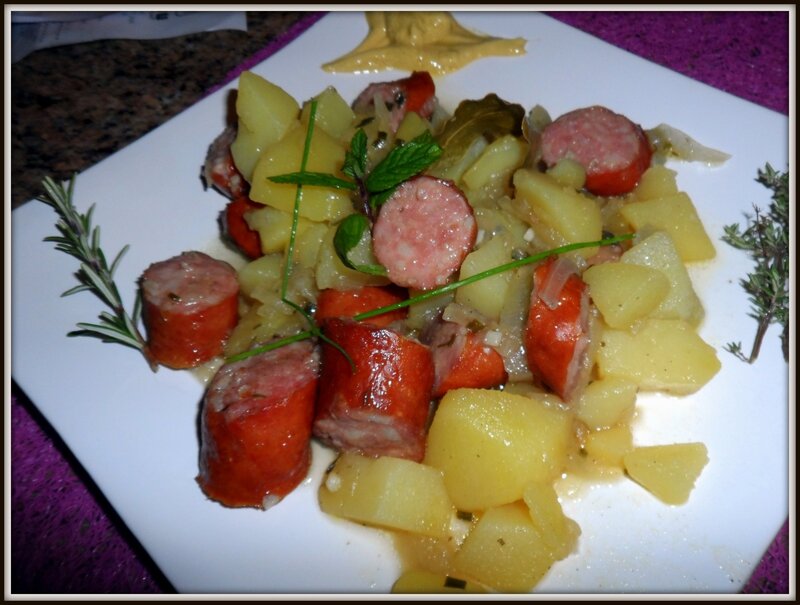 Ragout De Pommes De Terre Avec Des Saucisses Fumees Passiflore