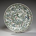 Époque kangxi (1662-1722). important plat en porcelaine décorée en émaux polychromes de la famille verte