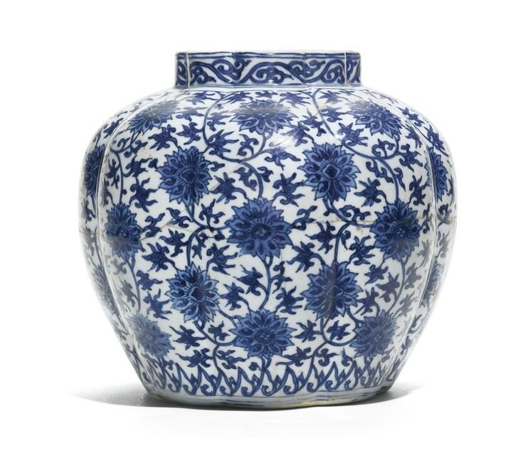 A blue and white lobed 'Lotus' jar, Ming dynasty, Wanli period (1573-1620)