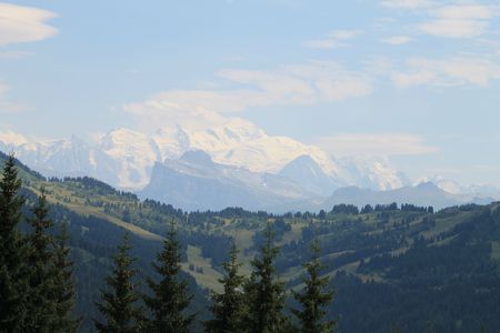 18 Isabelle, la chaîne des Alpes vue de la station Les Gets (Haute Savoie);